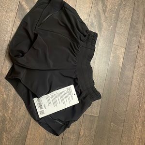 lululemon hotty hots in black size 2 low rise 2.5 inch